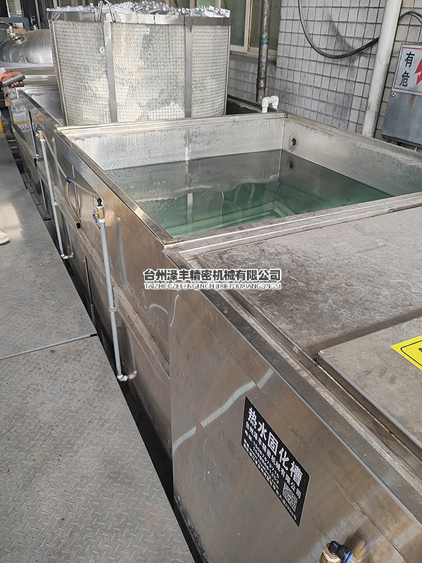 1200自控型翻轉(zhuǎn)脫膠 翻轉(zhuǎn)噴淋清洗有機(jī)浸滲設(shè)備s1.jpg